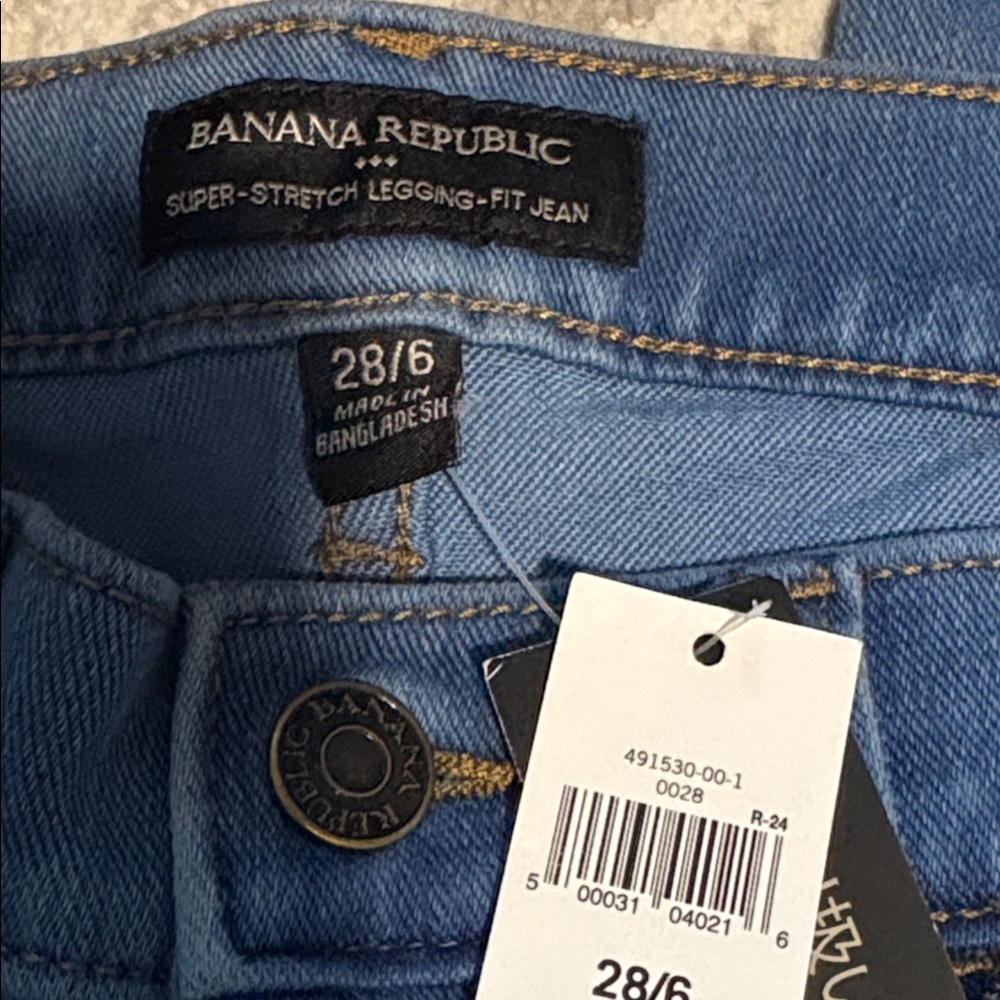 Banana Republic • Super Stretch Legging Fit Jean - Picture 4 of 8